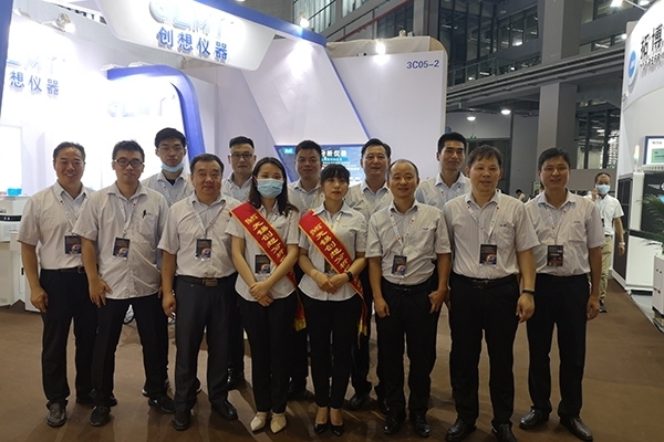 亿万28网页版官方-亿万28入口网页版-亿万28网页版网址-亿万28网页在线玩-28游戏官网在线玩-亿万e网址pg-亿万28模拟器-亿万28娱乐-亿万28线上网仪器GLMY在站台前留影