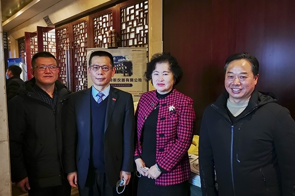 中国铸造协会秘书长张志勇，天津铸锻行业协会秘书长王继英莅临亿万28网页版官方-亿万28入口网页版-亿万28网页版网址-亿万28网页在线玩-28游戏官网在线玩-亿万e网址pg-亿万28模拟器-亿万28娱乐-亿万28线上网仪器展位前参观指导