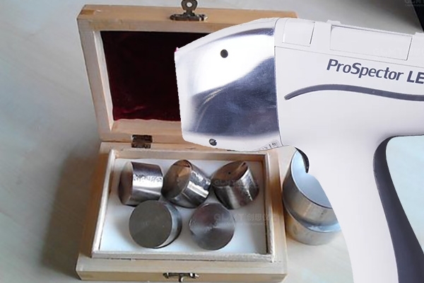 伊瓦特手持式光谱仪与标准样品的使用