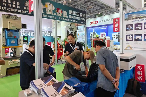 为嘉宾演示手持式光谱仪的检测