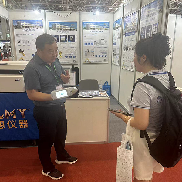为客户讲解手持式光谱仪