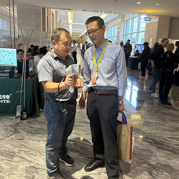 为嘉宾演示 伊瓦特手持式光谱仪