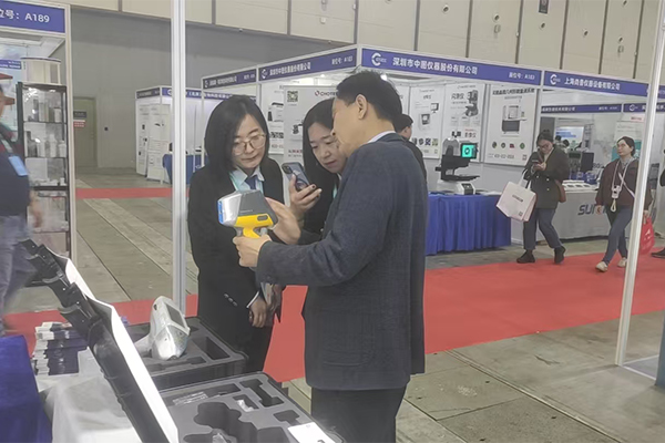 为嘉宾演示我司手持式光谱仪