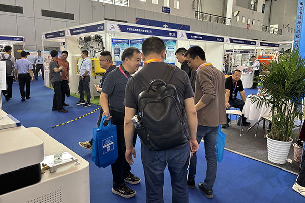 为嘉宾介绍我司优质产品