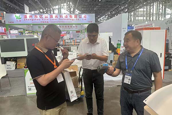 为嘉宾介绍我司优质产品