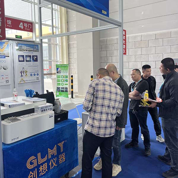 为嘉宾介绍直读光谱仪