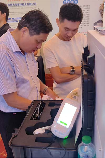 为嘉宾解答光谱技术的应用