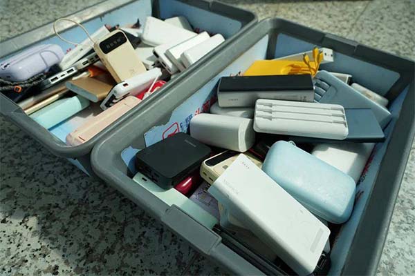 “成筐的充电宝被拦下”