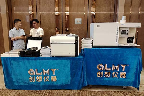 为嘉宾展示我司优质产品