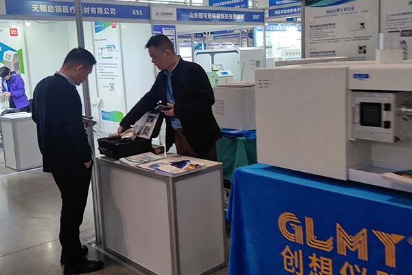 为嘉宾介绍我司产品